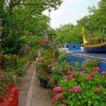 Houseboat and Garden • <a style="font-size:0.8em;" href="http://www.flickr.com/photos/56452031@N00/474194329/" target="_blank">View on Flickr</a>